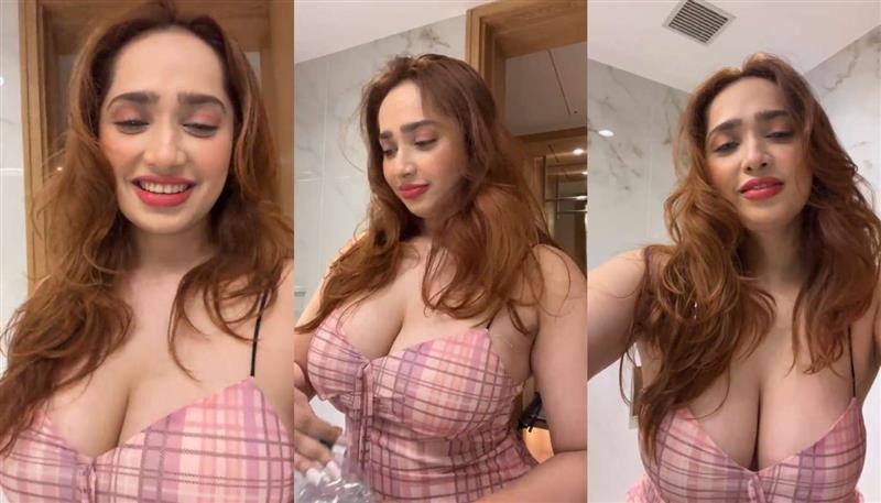 Big Boobs Aditi Mistry Showing Her Lingerie